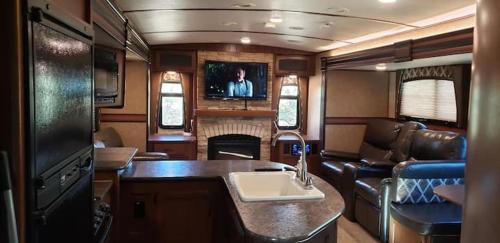 Modern Travel Trailer – Photos 3