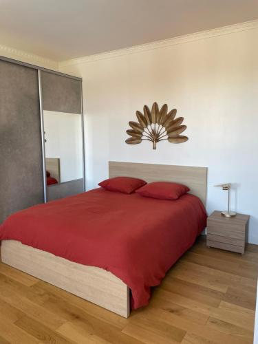 Ένα ή περισσότερα κρεβάτια σε δωμάτιο στο Maison de maître Gironde