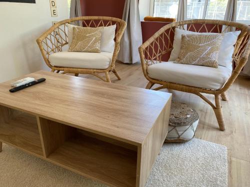 a living room with two chairs and a coffee table at La Maison de Maxou in Montauban