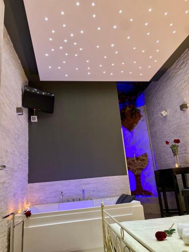 a bathroom with a tub and a purple ceiling at B&B Volì Club in Siderno Marina