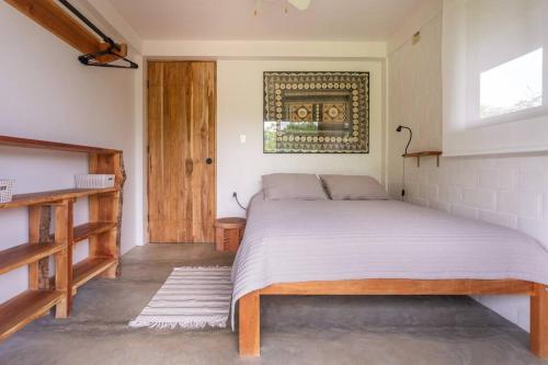 Casa Melina Torio Cozy upscale 2bd jungle House tesisinde bir odada yatak veya yataklar