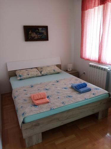 ピロトにあるApartman MACAの寝室に枕が2つ置かれたベッド