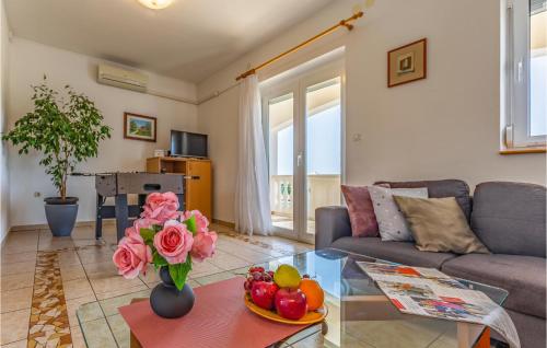 a living room with a couch and a table with flowers at Amazing Home In Valtura With House A Panoramic View in Valtura
