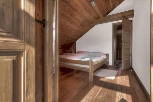 Dormitorio pequeño con cama en el ático en Chalet Sanjam Liku, en Bužim