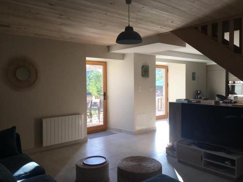 un salon avec un canapé et une télévision dans l'établissement La Maison de LAZ , maison de caractère entièrement rénovée 2022, à Saint-Pierre-Toirac