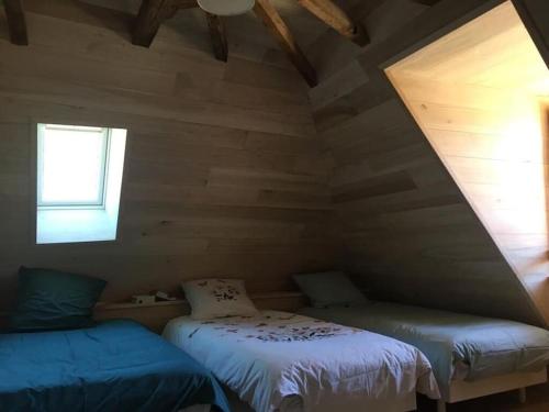 Posteľ alebo postele v izbe v ubytovaní La Maison de LAZ , maison de caractère entièrement rénovée 2022
