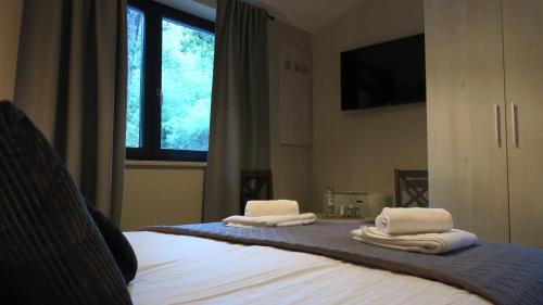 um quarto com uma cama com toalhas em Old River Room em Buzet