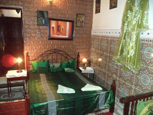 Una cama o camas en una habitación de Dar Nouzha A
