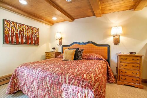 a bedroom with a bed and a painting on the wall at 1 Bedroom In Lionshead Village - Antlers At Vail in Vail
