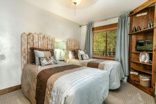 a bedroom with two beds and a window at 3 Bedroom In Lionshead Village At The Antlers in Vail