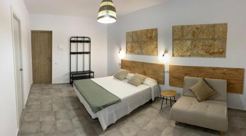 1 dormitorio con 1 cama y 1 silla en Hostal Residencia Alma, en Puerto de Alcudia