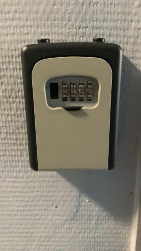 une prise électrique sur une paroi dans l'établissement Le Relais de la Gare, à Dole