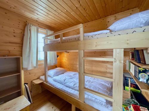 sypialnia z 2 łóżkami piętrowymi w drewnianym domku w obiekcie Ocean View Panorama w mieście Gravdal