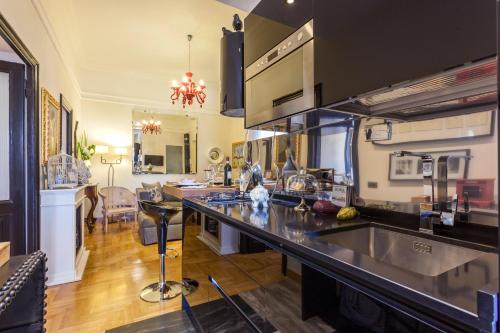 - une cuisine avec un grand comptoir dans une pièce dans l'établissement Casa Roma Luxury Apartment, à Rome