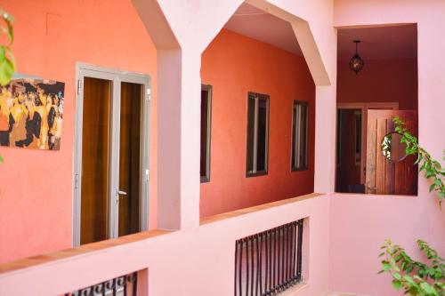 une façade d'un bâtiment aux murs orange et blancs dans l'établissement Chez Titi, à Saint-Louis