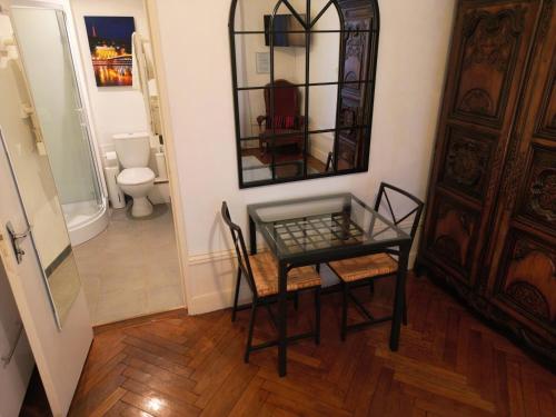 Koupelna v ubytování B&B "Clos Feuillat"
