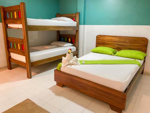 Cette chambre comprend deux lits superposés et un lit superposé. dans l'établissement Hostal Baruch, à Buritaca
