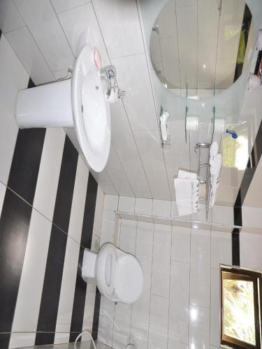 Monalisa Hotel tesisinde bir banyo