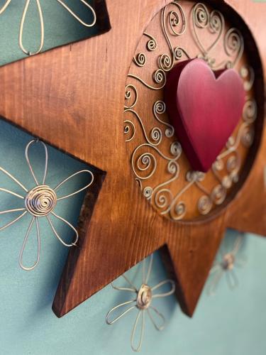 a wooden cross with a heart on top of it at Peperosa in collina B&B in Pescara