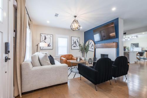 a living room with a couch and a table at Blue Haven ATL Modern 4 Bedroom Retreat with Deck 10 Minutes to Downtown in Atlanta