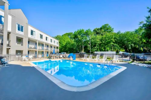 a large swimming pool in front of a building at Motel 6 Virginia Beach in Virginia Beach