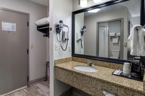 a bathroom with a sink and a mirror at Best Western Allatoona Inn & Suites in Cartersville