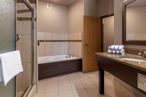 a bathroom with a tub and a sink at Best Western Plus Bridgewater Hotel & Convention Centre in Bridgewater