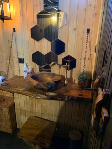 Łazienka z drewnianym blatem i umywalką w obiekcie Valhalla Yurts Freya w mieście Selfoss