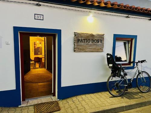 una bicicleta estacionada al lado de un edificio en Pátio dos 8 - Alentejo, en Vale de Santiago