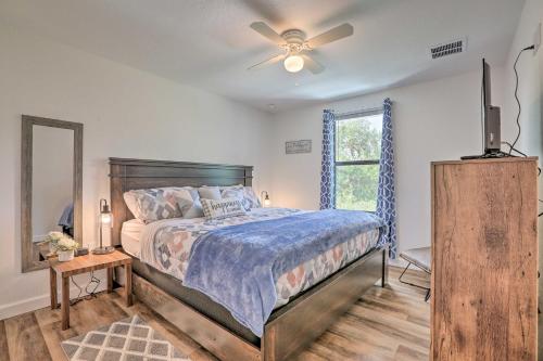 Кровать или кровати в номере LaBelle Apartment about 45 Mi to Fort Myers Beach