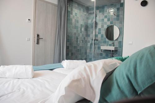 拉波塞拉Laurus - Charming House的一间医院间,配有两张床和淋浴