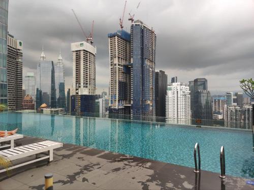 クアラルンプールにあるDorsett Residence KL Private Studio apartmentの市街のスカイラインの上にある大型スイミングプール