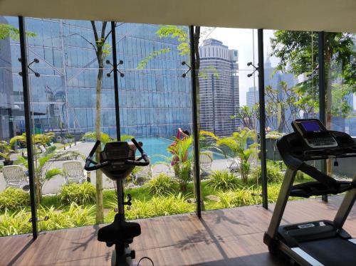 クアラルンプールにあるDorsett Residence KL Private Studio apartmentの市街の景色を望むジム(マシン2台付)