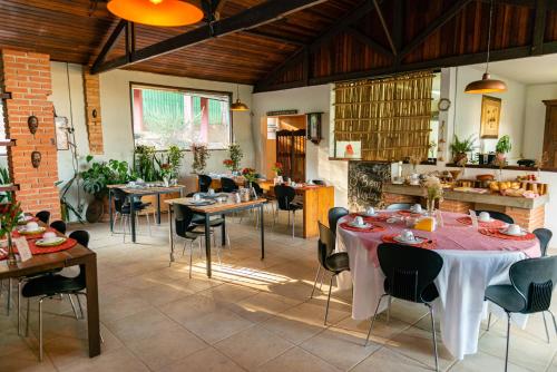 Un comedor con mesa y sillas en Pousada Recanto das Rosas, en Bragança Paulista