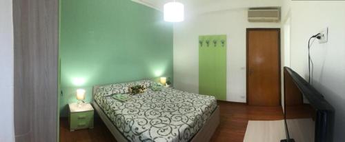 1 dormitorio con 1 cama y una escalera con 2 velas en Residence Corso 50, en Mestre