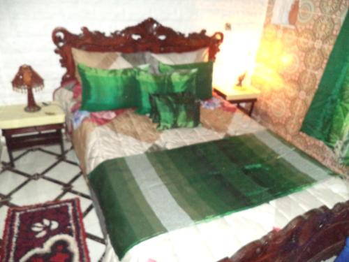 Una cama o camas en una habitación de Dar Nouzha A