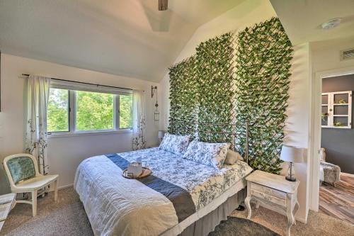 1 dormitorio con 1 cama con pared verde en Cozy-Chic Escape Private Deck and Resort Perks, en Galena