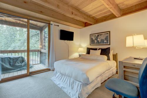 sypialnia z łóżkiem i dużym oknem w obiekcie Gold Bend 5034 w mieście Truckee
