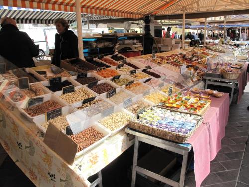 un marché présentant de nombreux types différents de denrées alimentaires dans l'établissement Appartement au cœur de Nice, à Nice