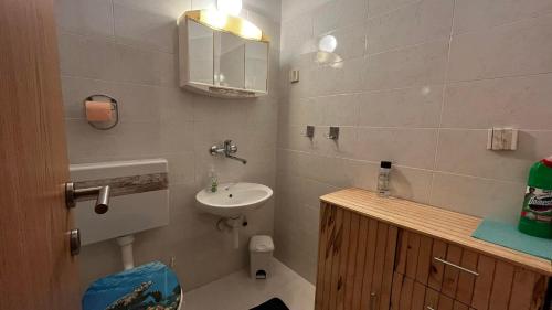 ein Badezimmer mit einem Waschbecken, einem WC und einem Spiegel in der Unterkunft Apartments by the sea Mali Losinj, Losinj - 19959 in Mali Lošinj