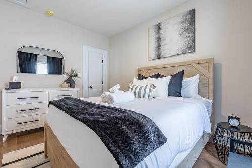 Katil atau katil-katil dalam bilik di Blue Haven ATL Modern 4 Bedroom Retreat with Deck 10 Minutes to Downtown