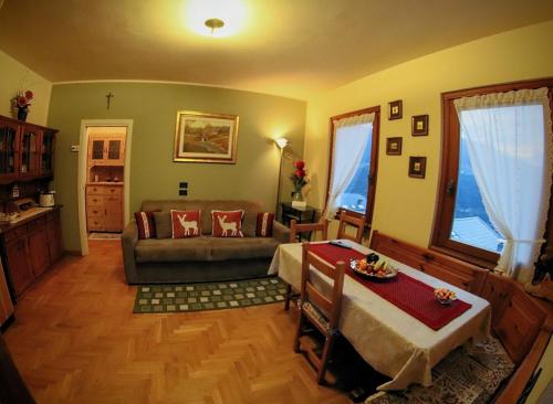 ボルミオにあるIl Balcone Delle Alpiのリビングルーム(ソファ、テーブル付)