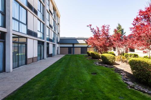an empty courtyard of a building with a grass yard at Holiday Inn South Plainfield-Piscataway by IHG in South Plainfield