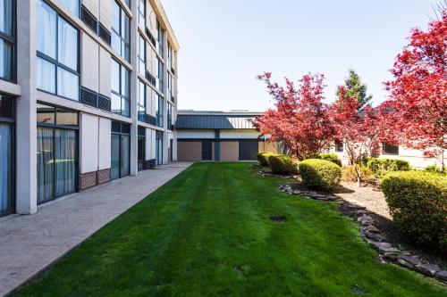 an empty courtyard of a building with a grass yard at Holiday Inn South Plainfield-Piscataway, an IHG Hotel in South Plainfield