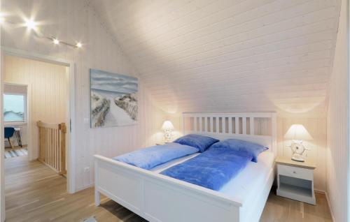 um quarto com uma cama grande e almofadas azuis em Awesome Home In Ostseeresort Olpenitz With House Sea View em Olpenitz