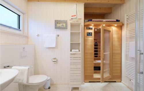 uma casa de banho com um WC, um lavatório e um chuveiro em Awesome Home In Ostseeresort Olpenitz With House Sea View em Olpenitz
