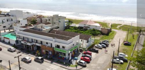 einen Luftblick auf einen Parkplatz neben dem Strand in der Unterkunft Pousada Verdes Mares guaratuba in Guaratuba