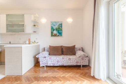 Apartments by the sea Duce, Omis - 8378 في دوغي رات: غرفة معيشة مع أريكة ومغسلة