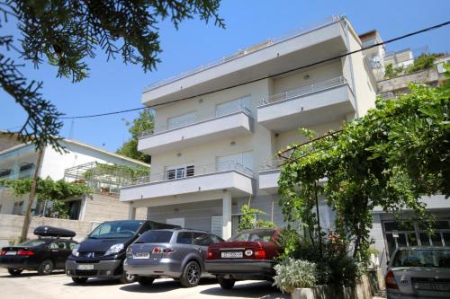 Fotografia z galérie ubytovania Apartments by the sea Omis - 8334 v Omise