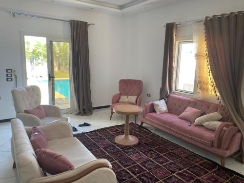 Ruang duduk di Vilaria King mariot fully air conditioned villa فيلاريا كنج مريوط فيلا مكيفه بالكامل